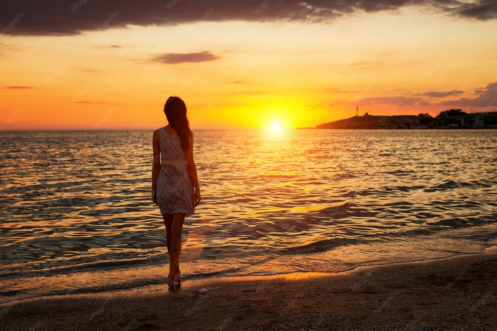 uma-mulher-esbelta-fica-na-praia-assistindo-o-por-do-sol-o-por-do-sol-vai-no-horizonte-para-o-mar_78492-1461